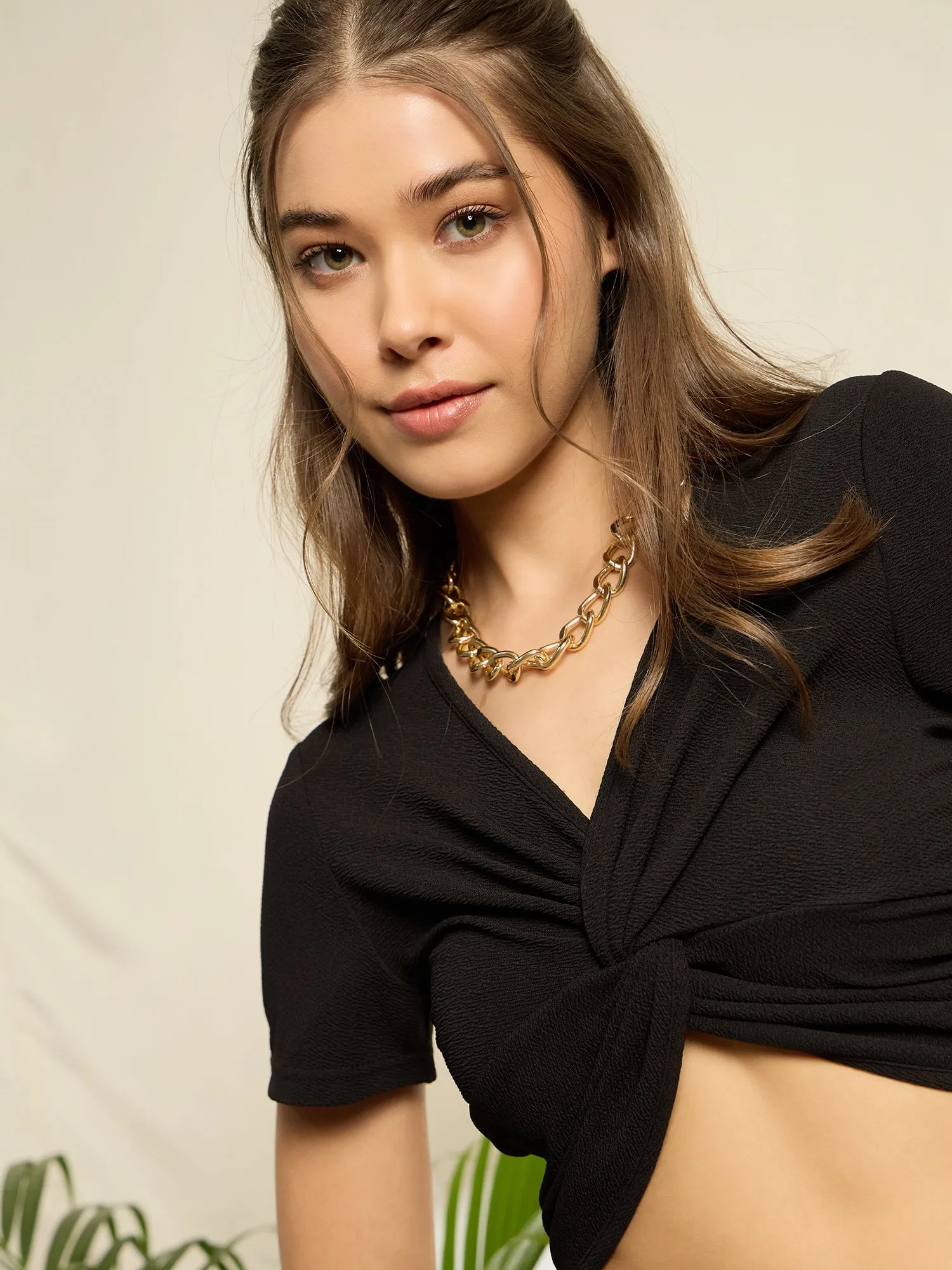 Berrylush Women Black Solid V-Neck Short Sleeve Twist Front Crop Top