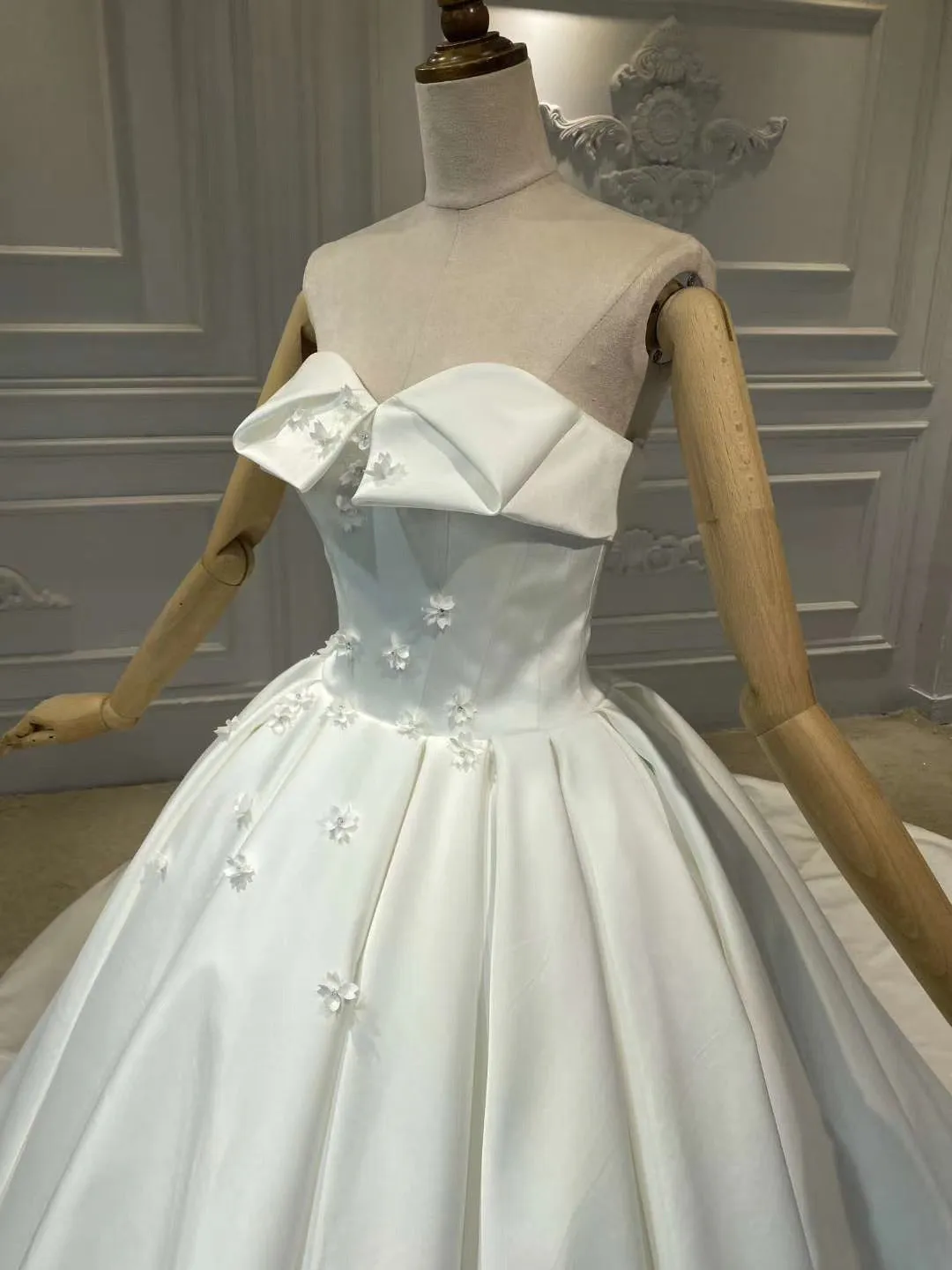 Chic satin little flowers crystals beaded couture wedding dress 2020