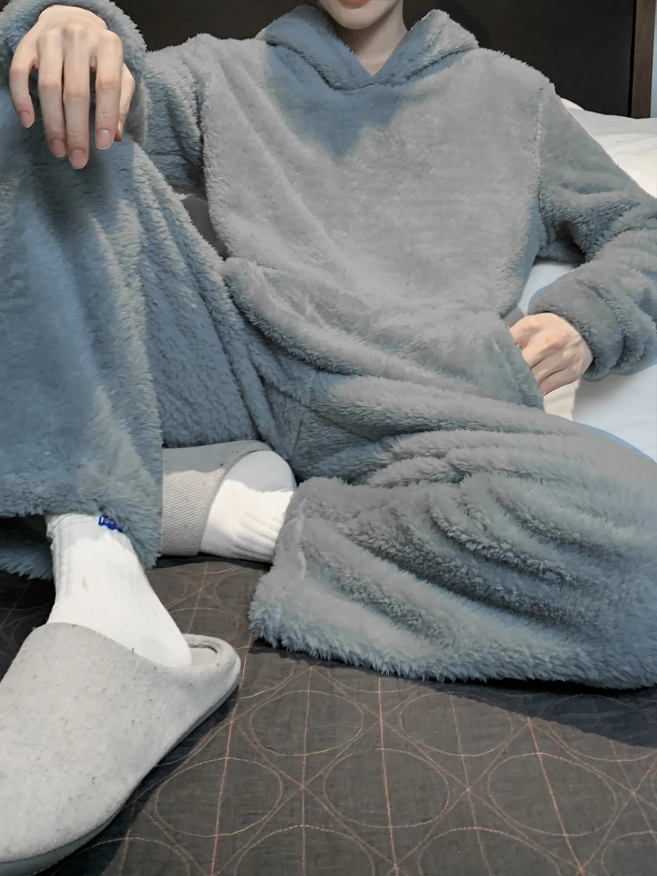 Women’s Cozy Solid Pajama Set: Simple Style & Warm Loungewear