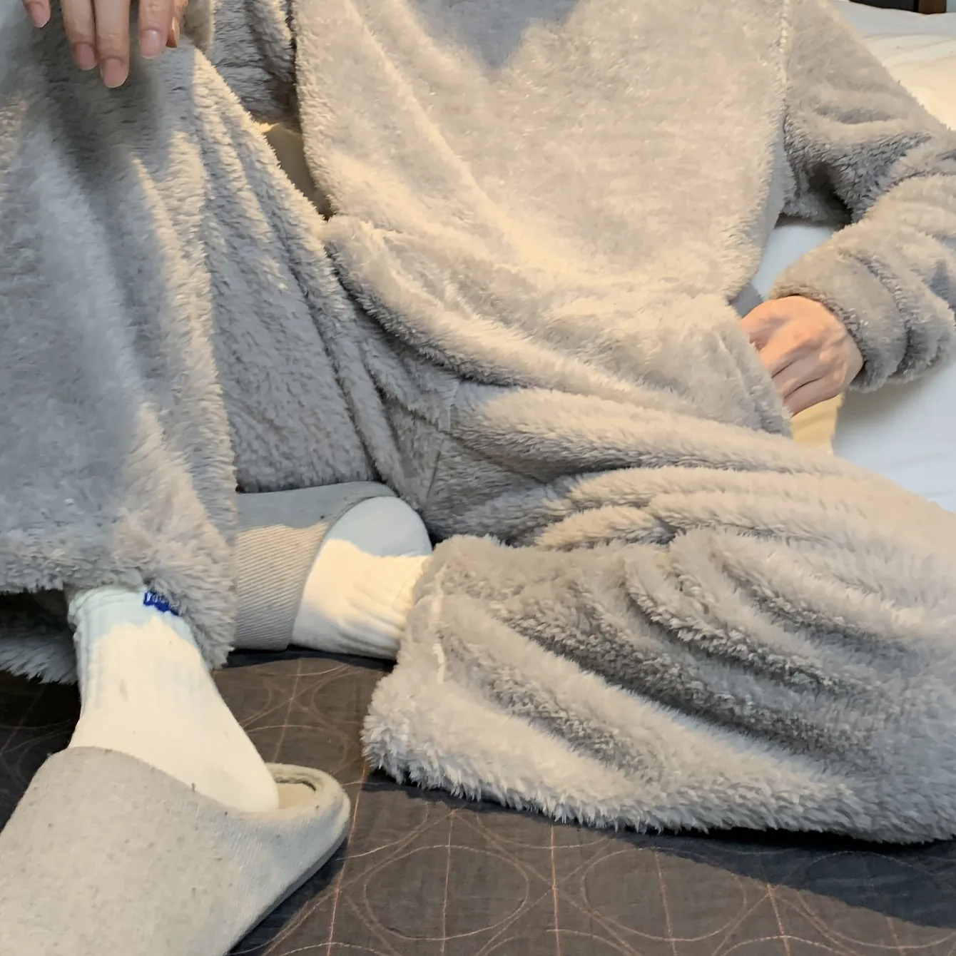 Women’s Cozy Solid Pajama Set: Simple Style & Warm Loungewear