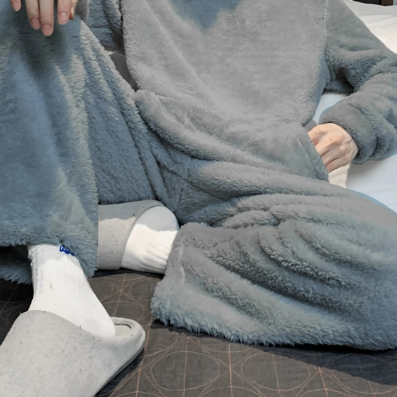 Women’s Cozy Solid Pajama Set: Simple Style & Warm Loungewear