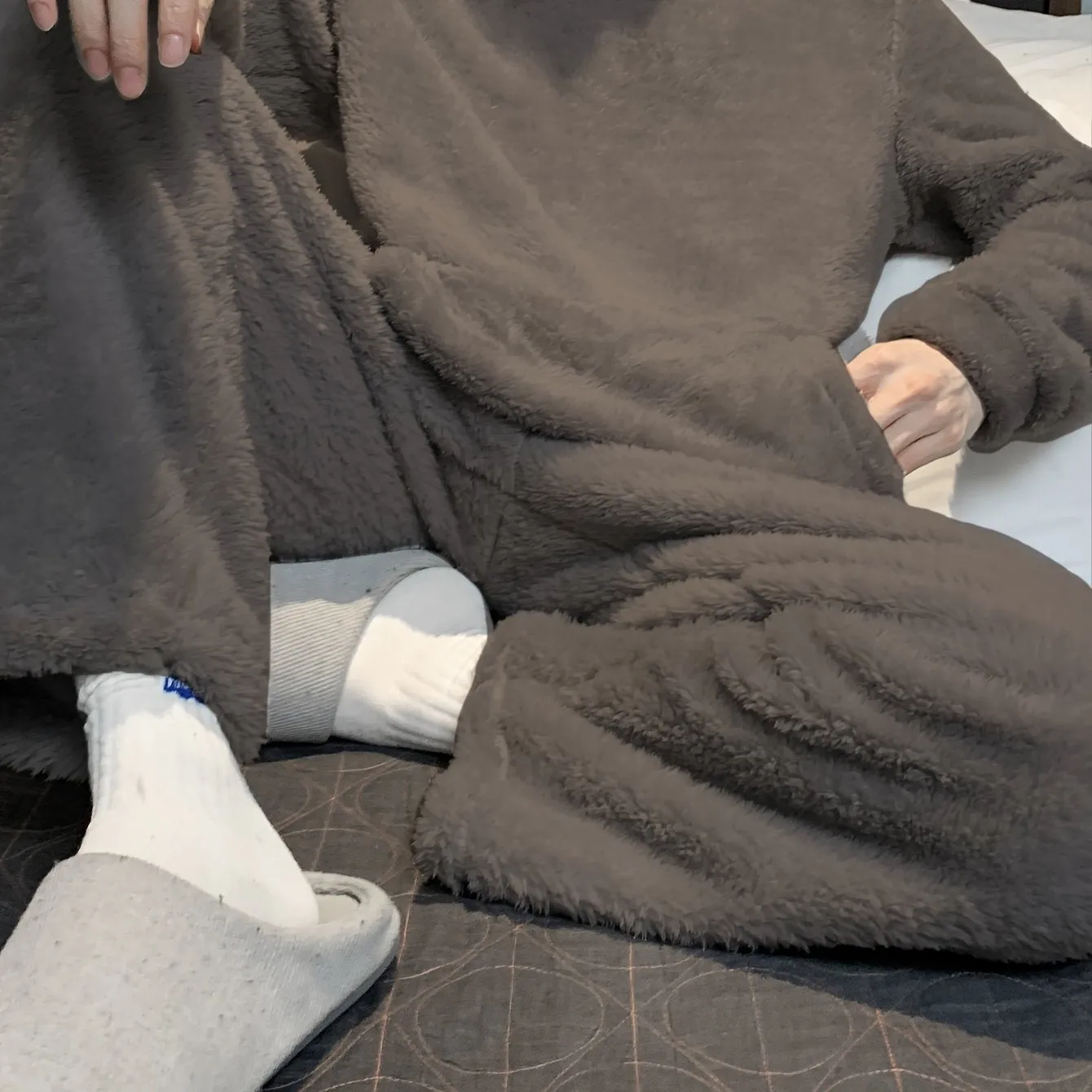 Women’s Cozy Solid Pajama Set: Simple Style & Warm Loungewear